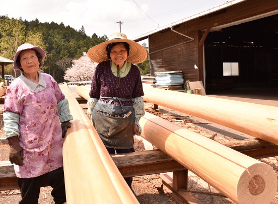 木材加工 – 特殊材 磨き丸太・床柱(絞り丸太) | 内子・森と町並みの設計社